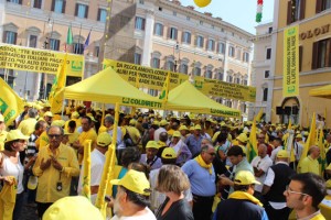 Coldiretti protesta contro la polvere di latte