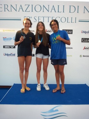 Le medaglie della gara di nuoto