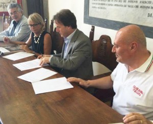 Bagnoregio - Il sindaco France Bigiotti firma l'accordo con la Cri