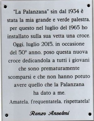 La dedica apposta sulla croce 