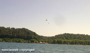 Bosco in fiamme sul lago di Bolsena