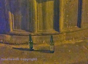 Viterbo - Bottiglie abbandonata sulla fontana di piazza della Crocetta