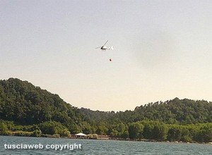 Bosco in fiamme sul lago di Bolsena - L'intervento dell'elicottero
