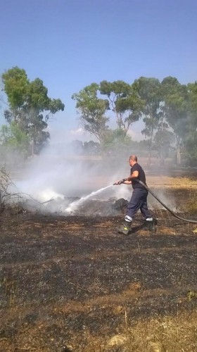 Tarquinia - Un volontario al lavoro per l'incendio al santuario della Madonnina del Pantano 
