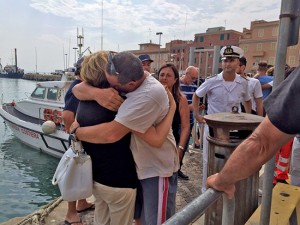 I naufraghi riabbracciano i parenti