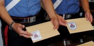 I carabinieri di Civitavecchia mostrano i falsi contrassegni ncc