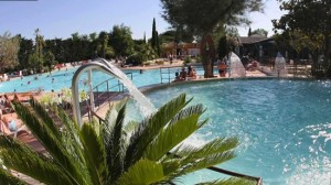 La piscina del camping La Petite Camargue