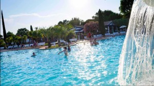 La piscina del camping La Petite Camargue