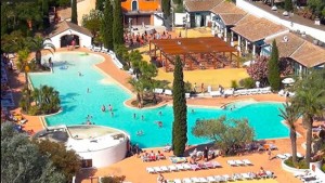 La piscina del camping La Petite Camargue