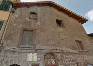 Viterbo - Il palazzo di via San Leonardo dal quale sono stati distaccati gli affreschi o graffiti