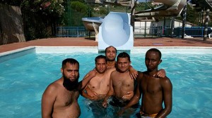 I ragazzi africani in piscina ad Alviano
