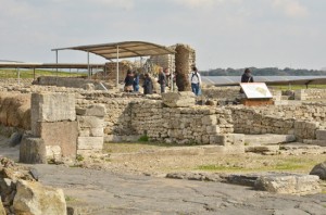 Turisti in visita a Vulci
