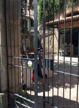 Viterbo - Officina dei fiori senza più i banner dopo gli atti vandalici