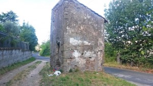 Viterbo - Rifiuti nell'edicola della Madonnina in Strada Capretta