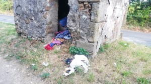 Viterbo - Rifiuti nell'edicola della Madonnina in Strada Capretta