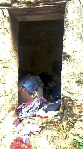 Viterbo - Rifiuti nell'edicola della Madonnina in Strada Capretta