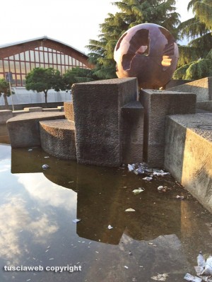 Viterbo - Rifiuti nella fontana a sfera del Murialdo