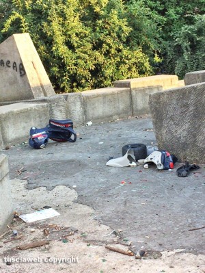 Viterbo - Rifiuti nella fontana a sfera del Murialdo