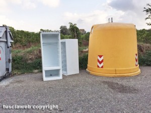 Viterbo - Rifiuti sul bivio per la strada ss Ilario e Valentino
