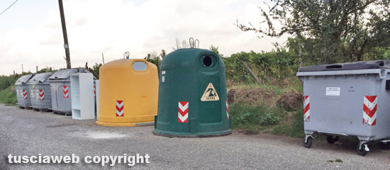 Viterbo - Rifiuti sul bivio per la strada ss Ilario e Valentino