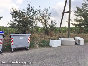 Viterbo - Rifiuti sul bivio per la strada ss Ilario e Valentino