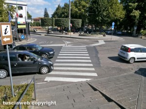 Montefiascone - Strisce pedonali che finiscono su due stop