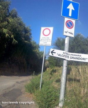 Viterbo - Il cartello sbagliato nei pressi della scuola "A. Grandori"