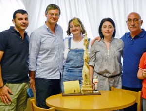 Il diacono di Santa Maria Nuova, Vincenzo Mirto con un gruppo di pellegrini