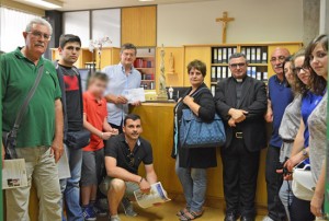Il diacono di Santa Maria Nuova, Vincenzo Mirto con don Alfredo Cento e un gruppo di pellegrini