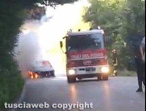 Auto in fiamme - Vigili del fuoco in azione