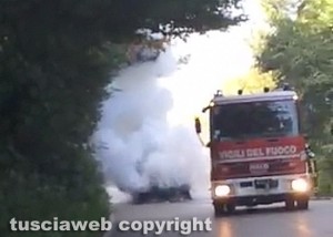 Auto in fiamme - Vigili del fuoco in azione