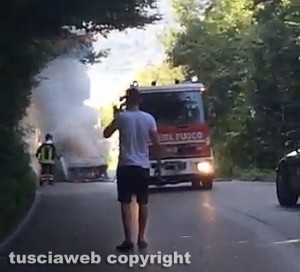 Auto in fiamme - Vigili del fuoco in azione
