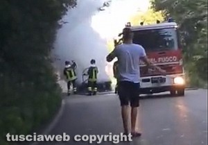 Auto in fiamme - Vigili del fuoco in azione