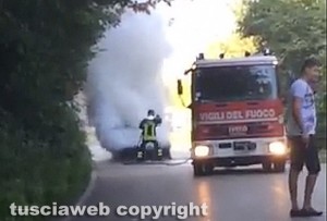 Auto in fiamme - Vigili del fuoco in azione