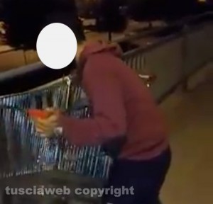 Viterbo - Carrello giù dal ponte