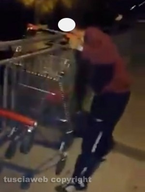 Viterbo - Carrello giù dal ponte