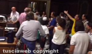 Viterbo - Bagarre in consiglio comunale