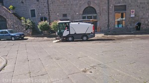 La spazzatrice a piazza del Gesù
