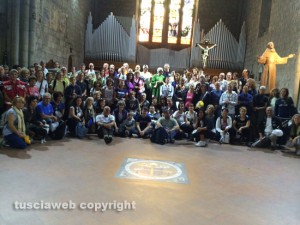 Foto di gruppo all'interno della basilica di san Francesco 