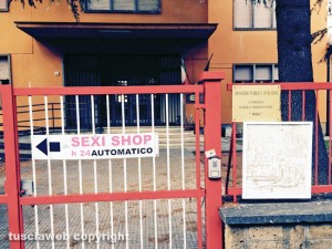 Viterbo - Cartello del sexy shop sul cancello della scuola elementare "A. Volta"