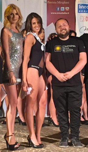 Al centro Giulia Cambò è la quarta classificata a Miss Cinema Lazio 2015