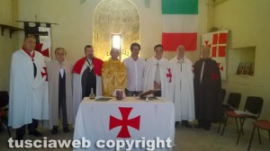 Marta - I templari nella chiesa di Castello Araldo con il vicesindaco prima della cerimonia