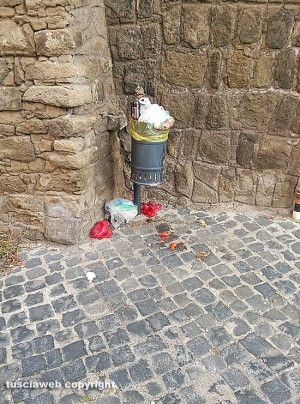 Viterbo - Pianoscarano - Cestini stracolmi di rifiuti