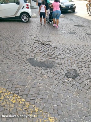 Viterbo - Buche in via Ascenzi