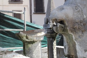 Fontana grande deturpata - Partiti i lavori