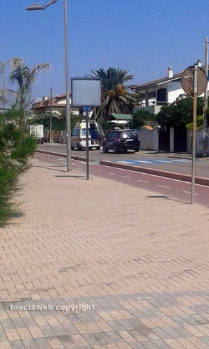 Carabinieri e ambulanza per l'intervento a Tarquinia Lido 