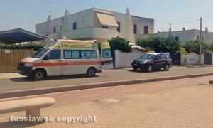 Carabinieri e ambulanza per l'intervento a Tarquinia Lido 