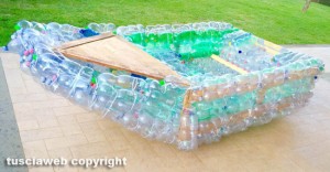 Ronciglione - La barca realizzata con le bottiglie di plastica