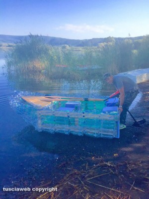 Ronciglione - La barca realizzata con le bottiglie di plastica