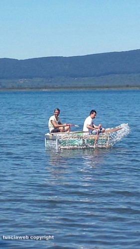 Ronciglione - La barca realizzata con le bottiglie di plastica